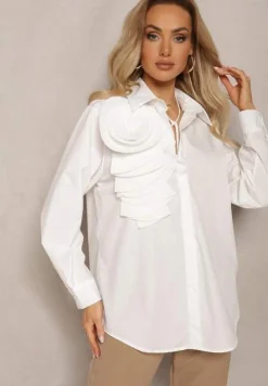 Biała Koszula z Wiązanym Sznurkiem Przy Szyi i Ozdobną Aplikacją z Boku Oldivia