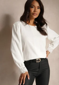 Biała Koszulowa Bluzka Retro z Ozdobną Koronką i Marszczeniem Udeviana
