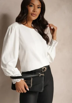 Biała Koszulowa Bluzka Retro z Ozdobną Koronką i Marszczeniem Udeviana