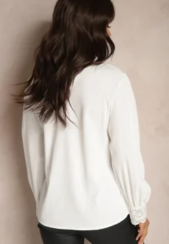 Biała Koszulowa Bluzka Retro z Ozdobną Koronką i Marszczeniem Udeviana
