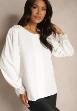 Biała Koszulowa Bluzka Retro z Ozdobną Koronką i Marszczeniem Udeviana