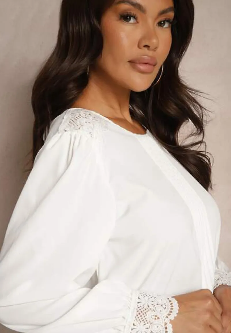 Biała Koszulowa Bluzka Retro z Ozdobną Koronką i Marszczeniem Udeviana