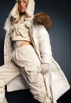 Biała Kurtka Pikowana o Długim Kroju z Kapturem Wiązana w Pasie z Odpinanym Futerkiem Phorira
