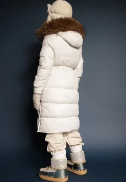 Biała Kurtka Pikowana o Długim Kroju z Kapturem Wiązana w Pasie z Odpinanym Futerkiem Phorira