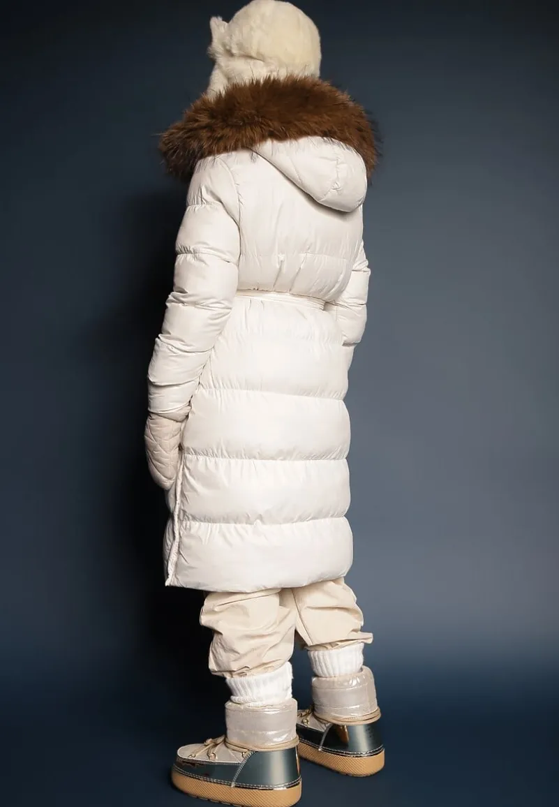 Biała Kurtka Pikowana o Długim Kroju z Kapturem Wiązana w Pasie z Odpinanym Futerkiem Phorira