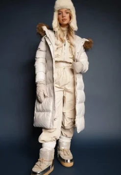 Biała Kurtka Pikowana o Długim Kroju z Kapturem Wiązana w Pasie z Odpinanym Futerkiem Phorira