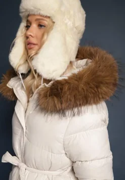 Biała Kurtka Pikowana o Długim Kroju z Kapturem Wiązana w Pasie z Odpinanym Futerkiem Phorira