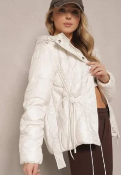 Biała Kurtka z Kapturem Sznurkami i Ozdobnymi Przeszyciami Karedia