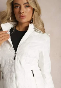Biała Kurtka z Klasycznym Pikowaniem i Kapturem Sumlina
