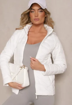 Biała Kurtka z Pikowanymi Przeszyciami i Odpinanym Kapturem Natisne