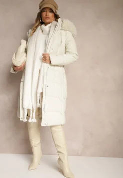 Biała Kurtka z Pikowanymi Przeszyciami i Kapturem z Futrem z Możliwością Odpięcia Innaia