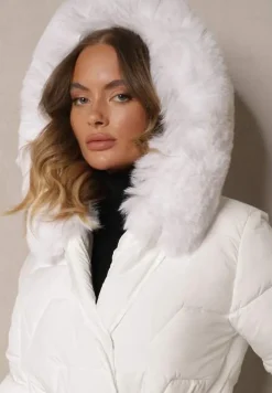 Biała Kurtka z Pikowanymi Przeszyciami i Kapturem z Futerkiem Wiązana w Pasie Attelisse