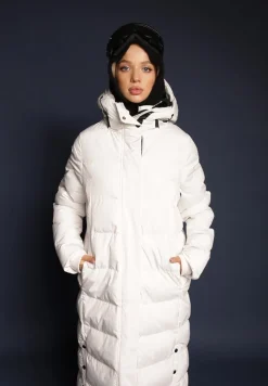 Biała Pikowana Kurtka o Długim Kroju z Kapturem i Ściągaczami Zapinana z Boku na Napy Siarielia
