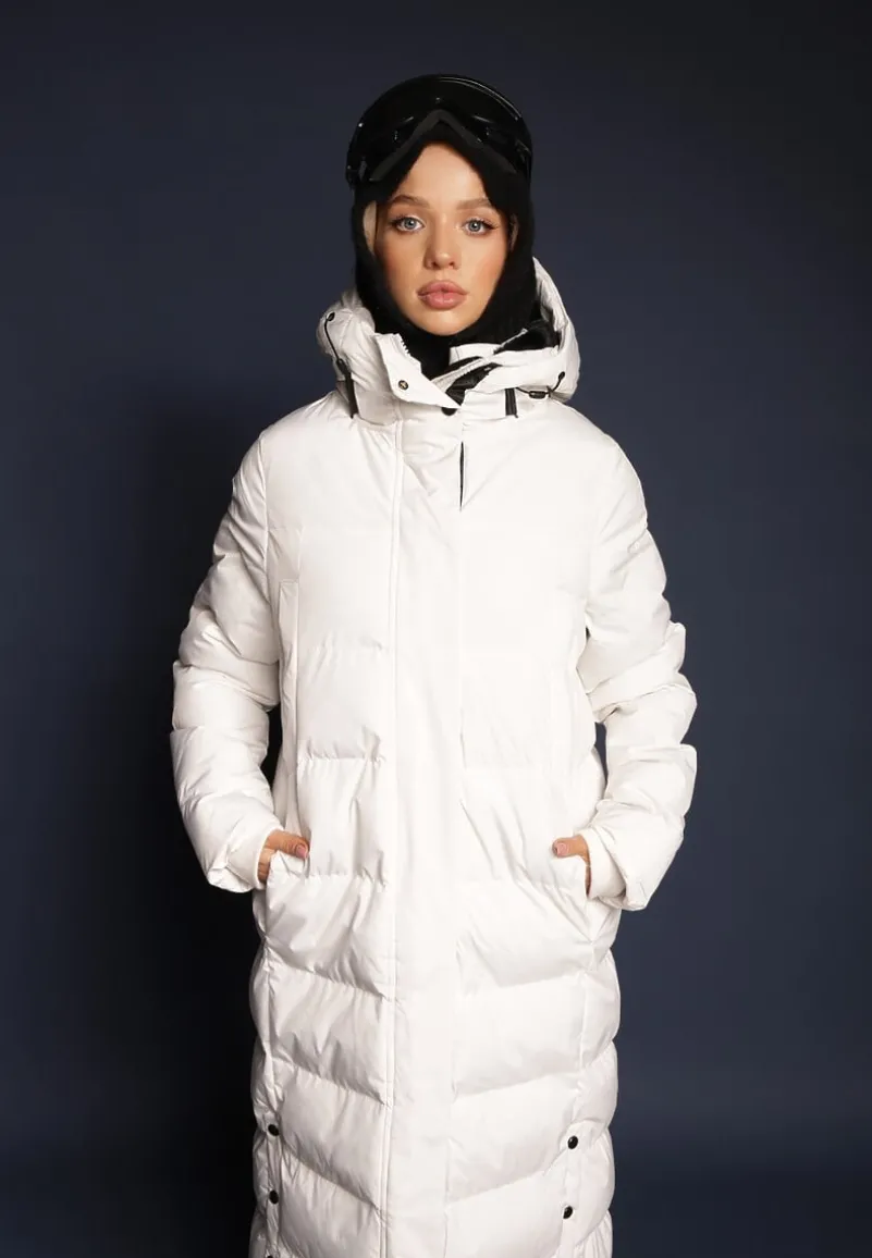 Biała Pikowana Kurtka o Długim Kroju z Kapturem i Ściągaczami Zapinana z Boku na Napy Siarielia