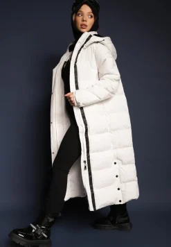 Biała Pikowana Kurtka o Długim Kroju z Kapturem i Ściągaczami Zapinana z Boku na Napy Siarielia