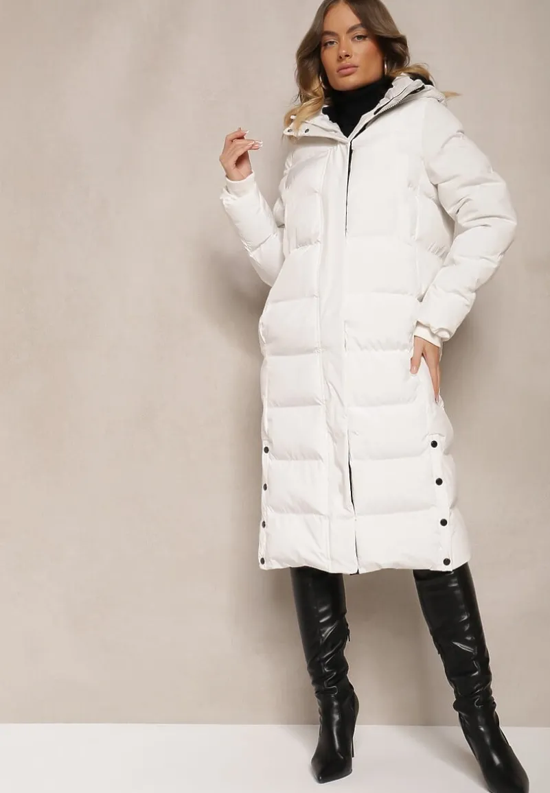 Biała Pikowana Kurtka o Długim Kroju z Kapturem i Ściągaczami Zapinana z Boku na Napy Siarielia