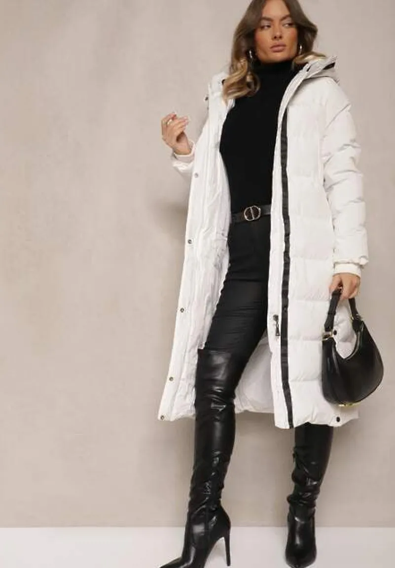 Biała Pikowana Kurtka o Długim Kroju z Kapturem i Ściągaczami Zapinana z Boku na Napy Siarielia