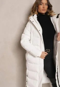 Biała Pikowana Kurtka o Długim Kroju z Kapturem i Ściągaczami Zapinana z Boku na Napy Siarielia