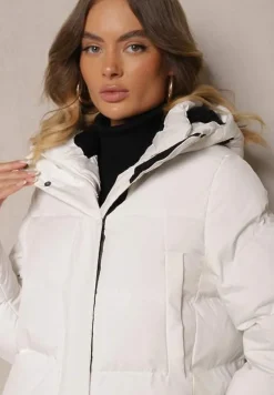 Biała Pikowana Kurtka o Długim Kroju z Kapturem i Ściągaczami Zapinana z Boku na Napy Siarielia
