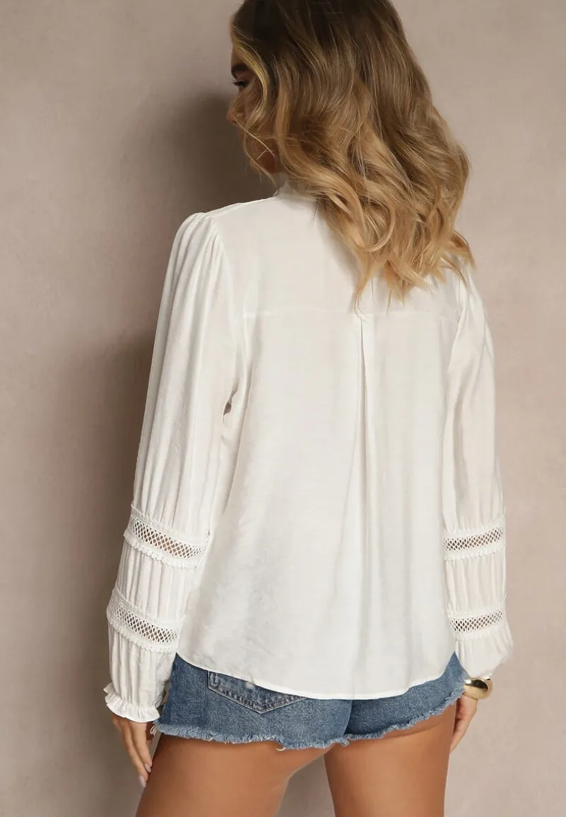 Biała Prosta Koszula z Wiskozy z Ozdobnymi Koronkowymi Wstawkami Cesiola