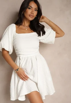 Biała Rozkloszowana Sukienka z Elastyczną Górą i Bufkami na Ramionach Velzemia