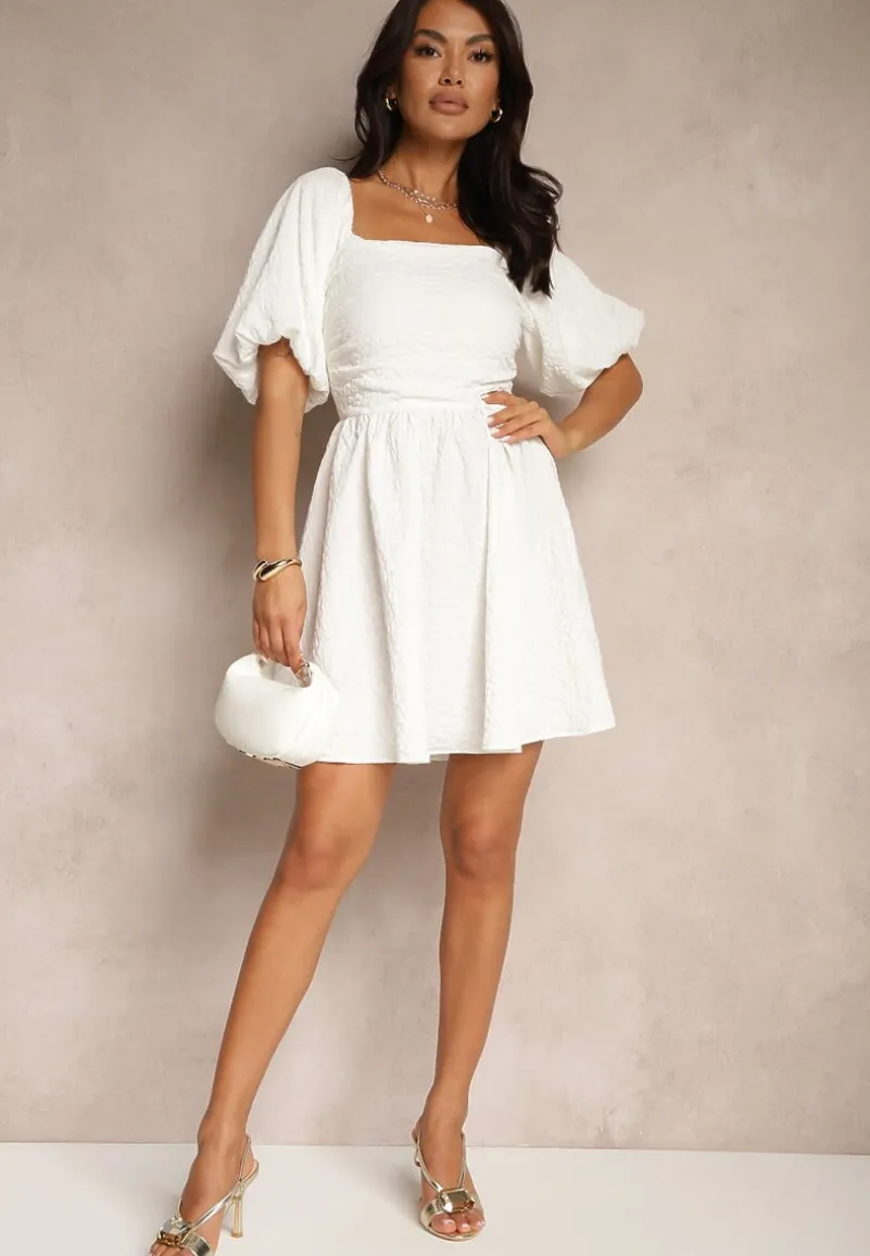 Biała Rozkloszowana Sukienka z Elastyczną Górą i Bufkami na Ramionach Velzemia