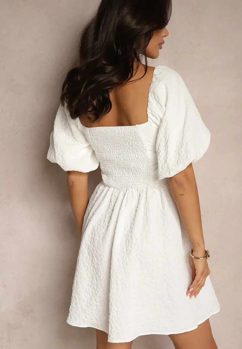 Biała Rozkloszowana Sukienka z Elastyczną Górą i Bufkami na Ramionach Velzemia