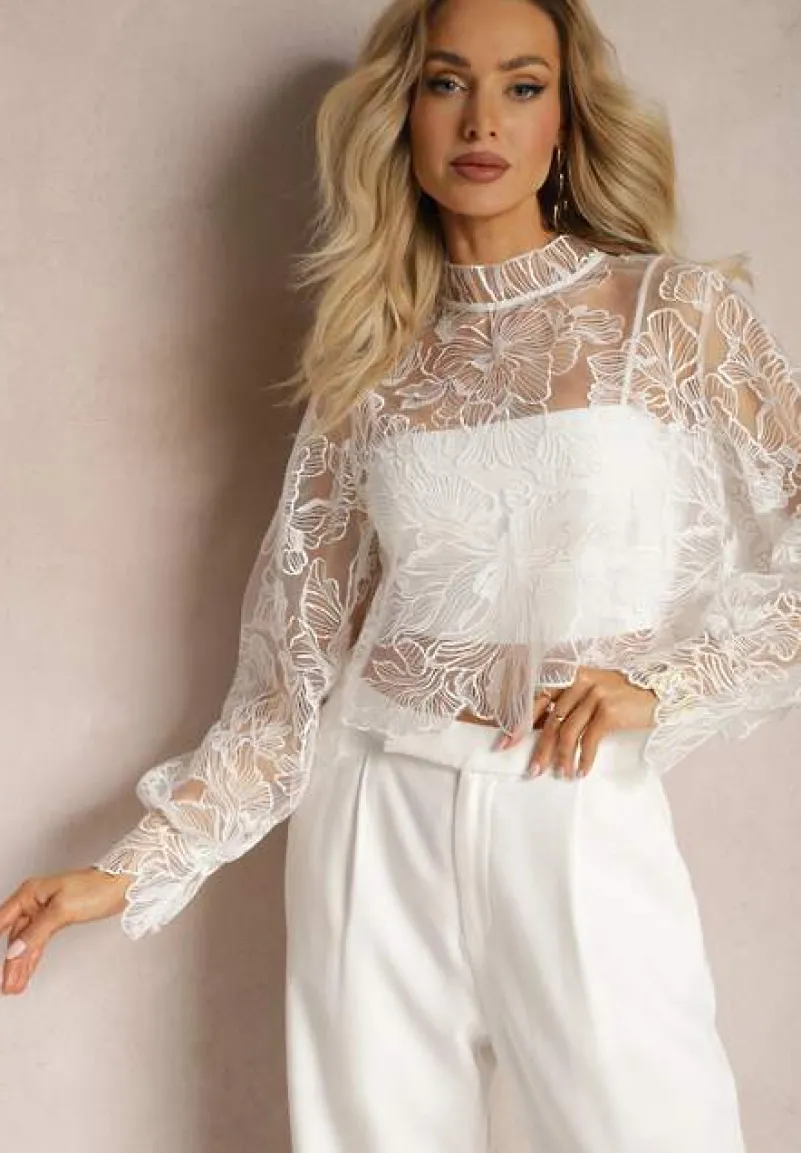 Biała Siateczkowa Bluzka ze Stójką z Haftowanym Kwiatowym Wzorem Alerfia