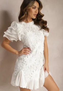 Biała Sukienka Dopasowana Mini z Koronką i Falbankami Offiamea