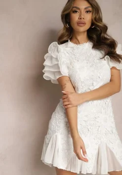 Biała Sukienka Dopasowana Mini z Koronką i Falbankami Offiamea