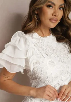 Biała Sukienka Dopasowana Mini z Koronką i Falbankami Offiamea