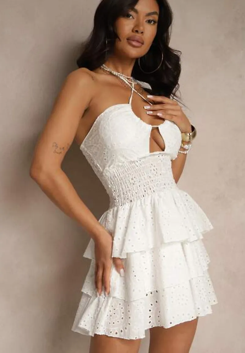 Biała Sukienka Halter z Bawełnianej Haftowanej Tkaniny Zdobiona Falbanami Filaritia