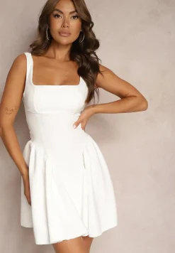 Biała Sukienka na Ramiączkach o Rozkloszowanym Kroju Tastorea