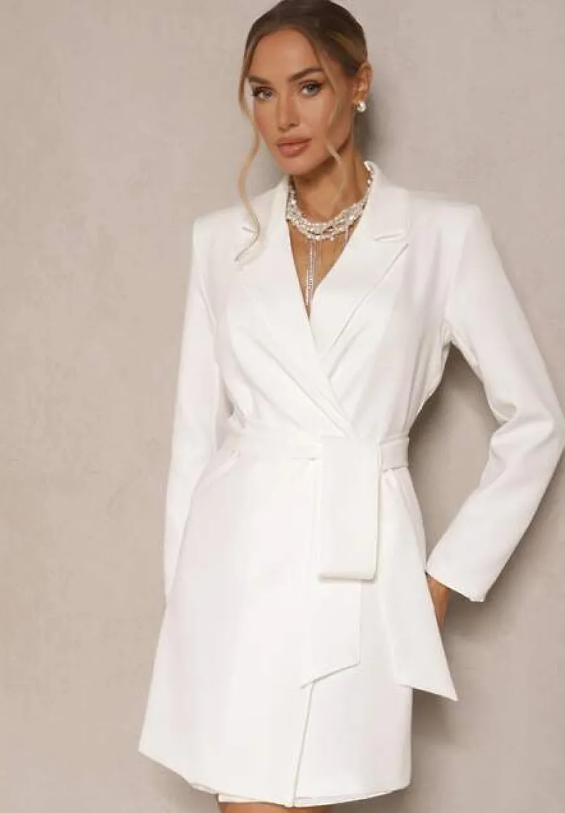 Biała Sukienka o Kroju Marynarki z Usztywnioną Linią Ramion Wiązana w Talii Equintina