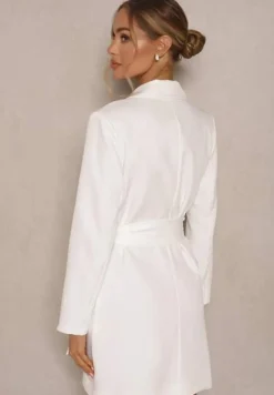 Biała Sukienka o Kroju Marynarki z Usztywnioną Linią Ramion Wiązana w Talii Equintina