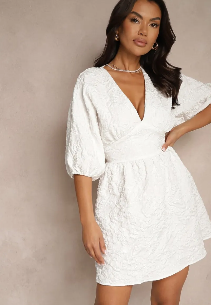 Biała Sukienka o Rozkloszowanym Fasonie z Tłoczonym Wzorem i Rękawami Nietoperz Farinose