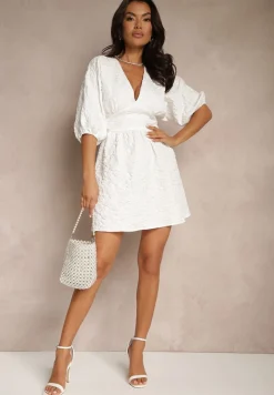 Biała Sukienka o Rozkloszowanym Fasonie z Tłoczonym Wzorem i Rękawami Nietoperz Farinose