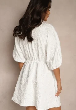 Biała Sukienka o Rozkloszowanym Fasonie z Tłoczonym Wzorem i Rękawami Nietoperz Farinose