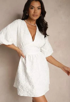 Biała Sukienka o Rozkloszowanym Fasonie z Tłoczonym Wzorem i Rękawami Nietoperz Farinose