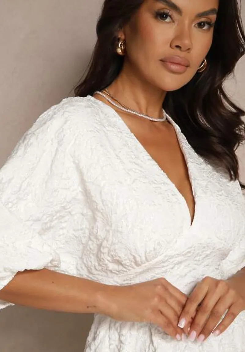 Biała Sukienka o Rozkloszowanym Fasonie z Tłoczonym Wzorem i Rękawami Nietoperz Farinose