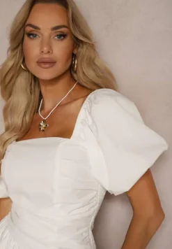 Biała Sukienka z Marszczeniem i Wiskozą Ozdobiona Bufiastymi Rękawami i Falbanką Monvia