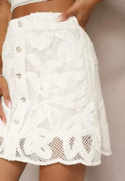 Biała Szydełkowa Spódnica Mini o Trapezowym Fasonie z Ozdobnymi Guzikami Debbitta