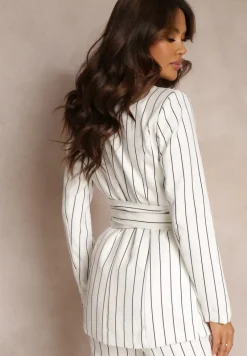 Biała Taliowana Marynarka z Wiązanym Paskiem Theolia