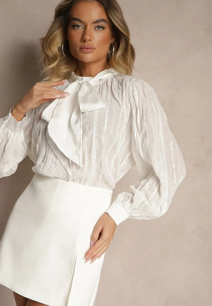 Biała Tłoczona Bluzka o Koszulowym Kroju z Ozdobnym Wiązaniem Sepalea