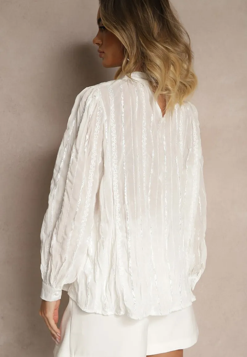 Biała Tłoczona Bluzka o Koszulowym Kroju z Ozdobnym Wiązaniem Sepalea