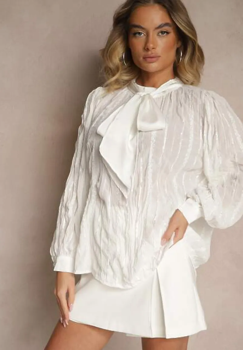 Biała Tłoczona Bluzka o Koszulowym Kroju z Ozdobnym Wiązaniem Sepalea