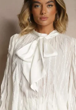 Biała Tłoczona Bluzka o Koszulowym Kroju z Ozdobnym Wiązaniem Sepalea