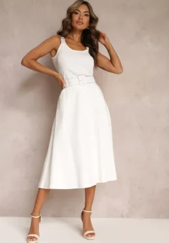 Biała Trapezowa Spódnica Midi z Rozkloszowanym Dołem i Paskiem z Klamerką z Bawełny Marydevi