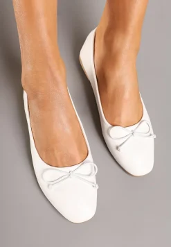 Białe Balerinki Lakierowane z Wkładką ze Skóry Naturalnej i Kokardą Ilorisa