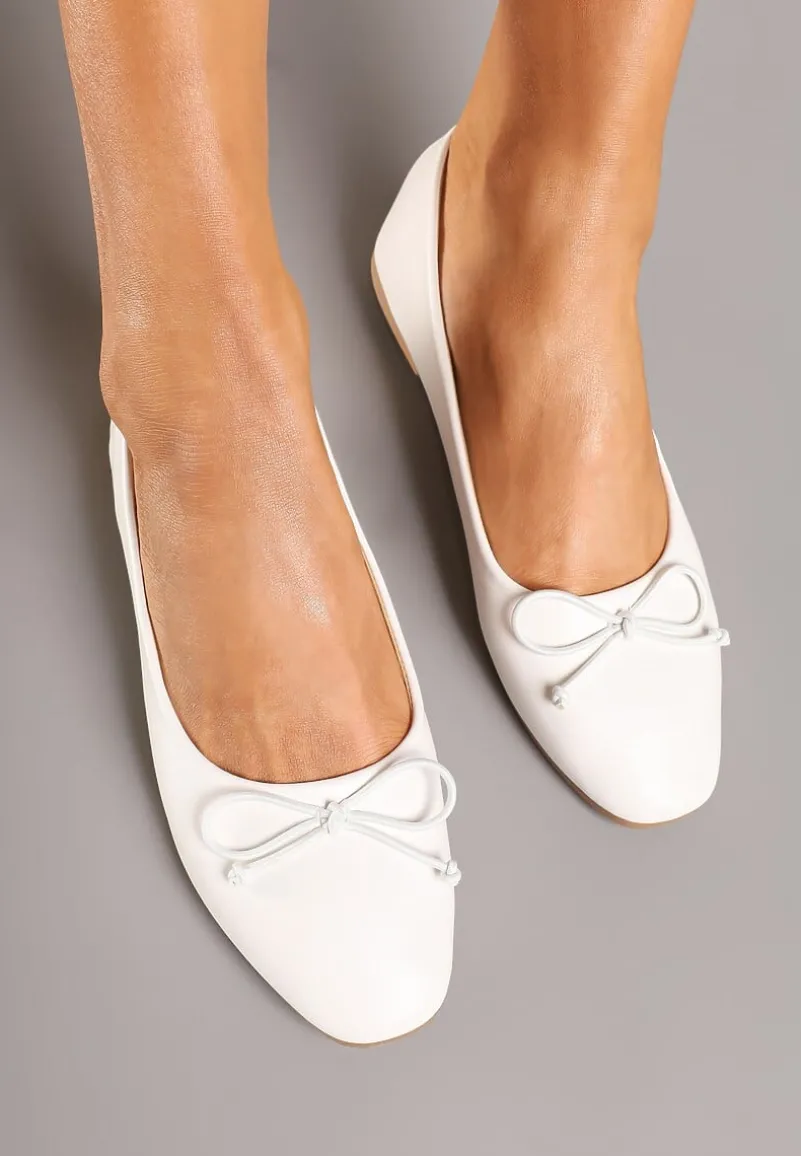 Białe Balerinki Lakierowane z Wkładką ze Skóry Naturalnej i Kokardą Ilorisa
